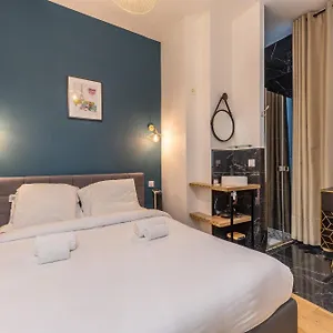 Pick A Flat's In Montmartre - Rue Pierre Fontaine Paris